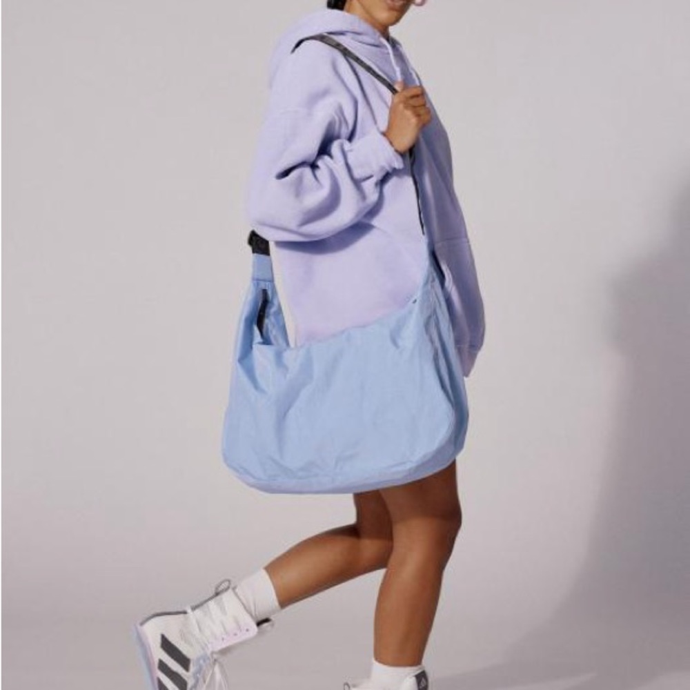 NWOT URBAN OUTFITTERS EXCLUSIVE SERENITY BLUE LARGE NYLON CRESCENT BAG